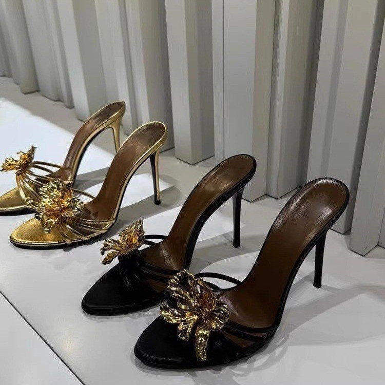 حذاء ميول أسود بكعب عالٍ مع زهرة ذهبية منحوتة – كاليستا