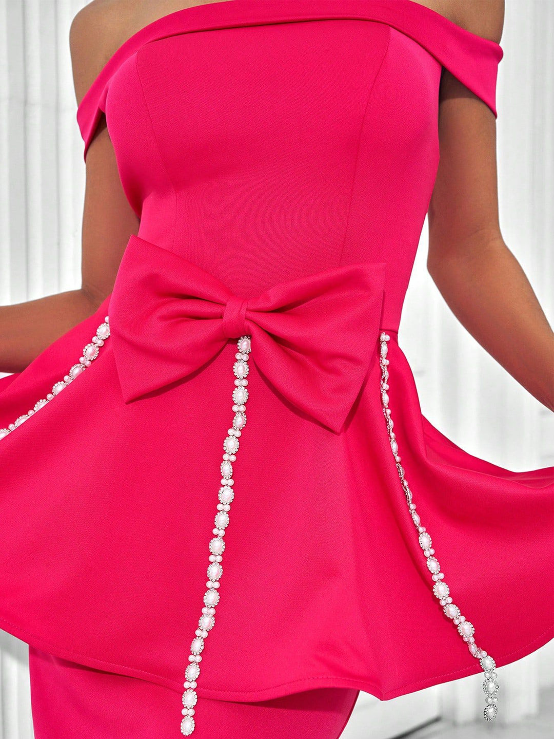 فستان ببلوم مكشوف الكتفين مع تفاصيل فيونكة على الخصر – فيوراكسا