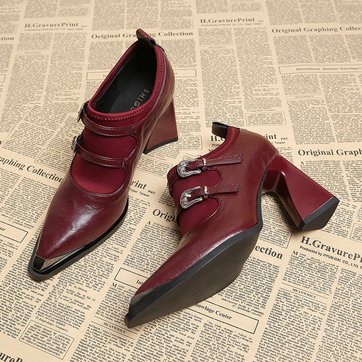 حذاء بكعب عريض ومقدمة مدببة وحزام بإبزيم مزدوج – فيرافتي