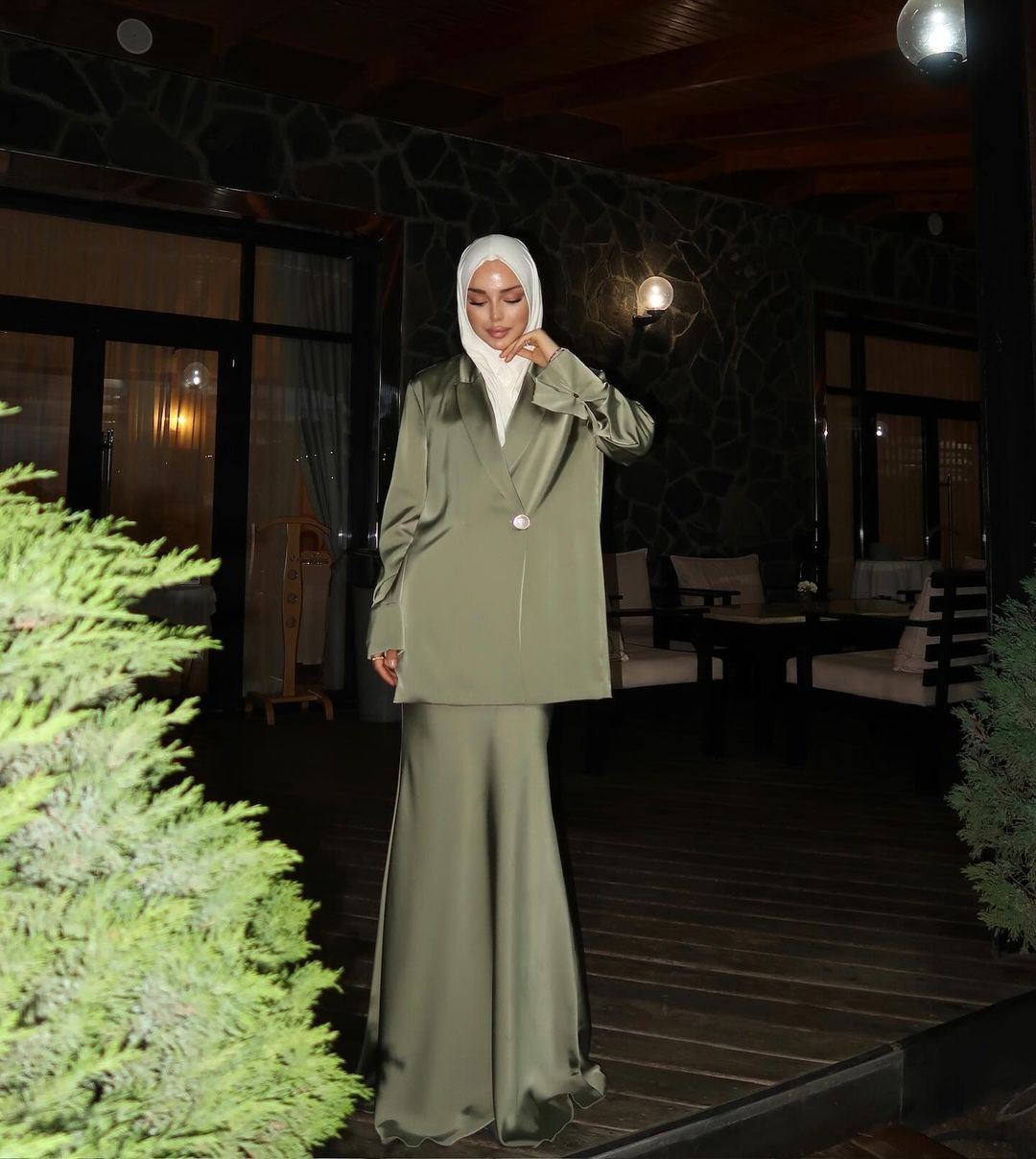 طقم بليزر ساتان وبنطال واسع الساقين – أوليفيا