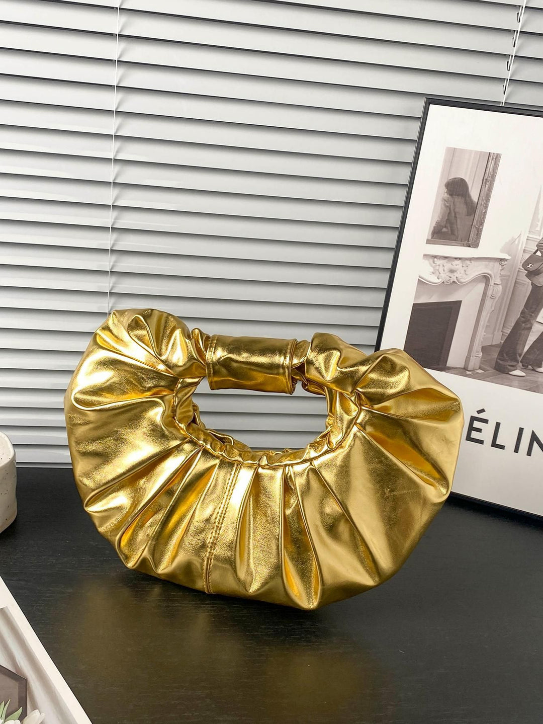 حقيبة بمقبض معدني مكشكش بتصميم دائري – نوفانفي