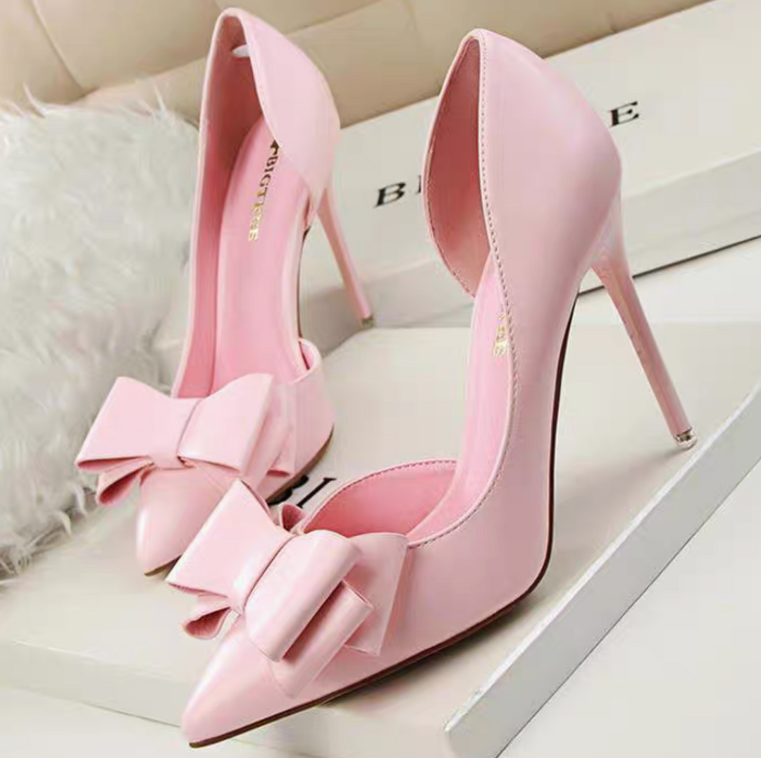 High-heeled pointed shoe with bow
