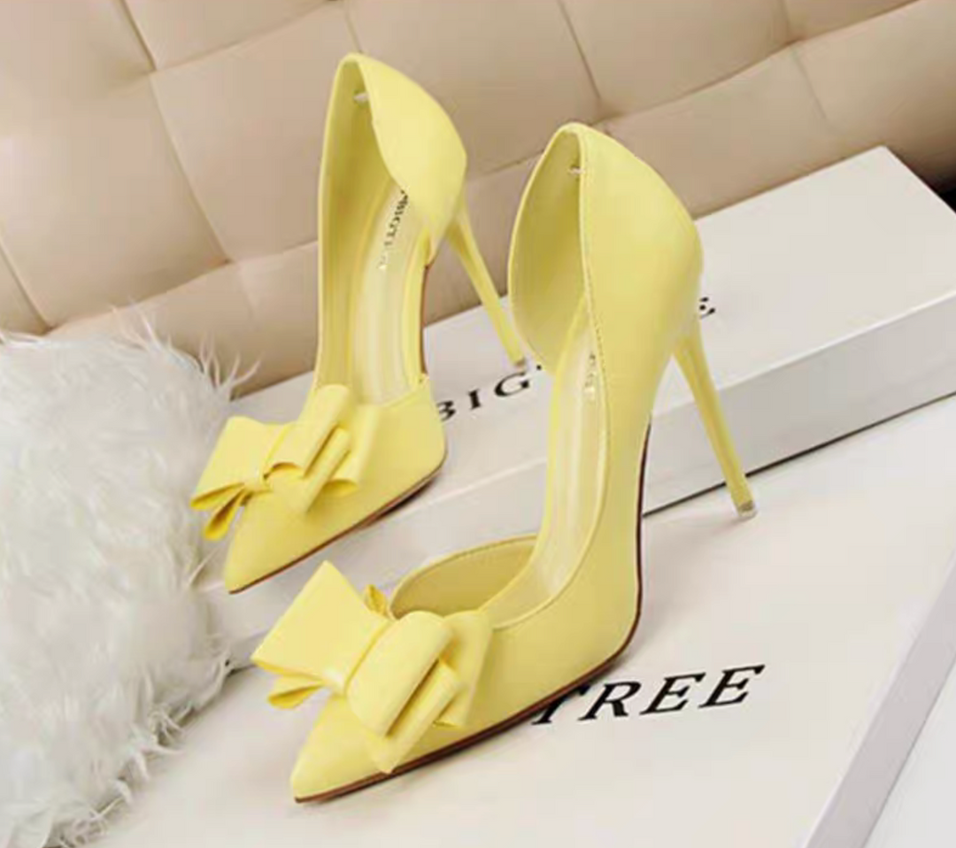 High-heeled pointed shoe with bow