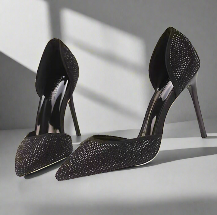 Pointed stiletto shoe with shining rhinestone