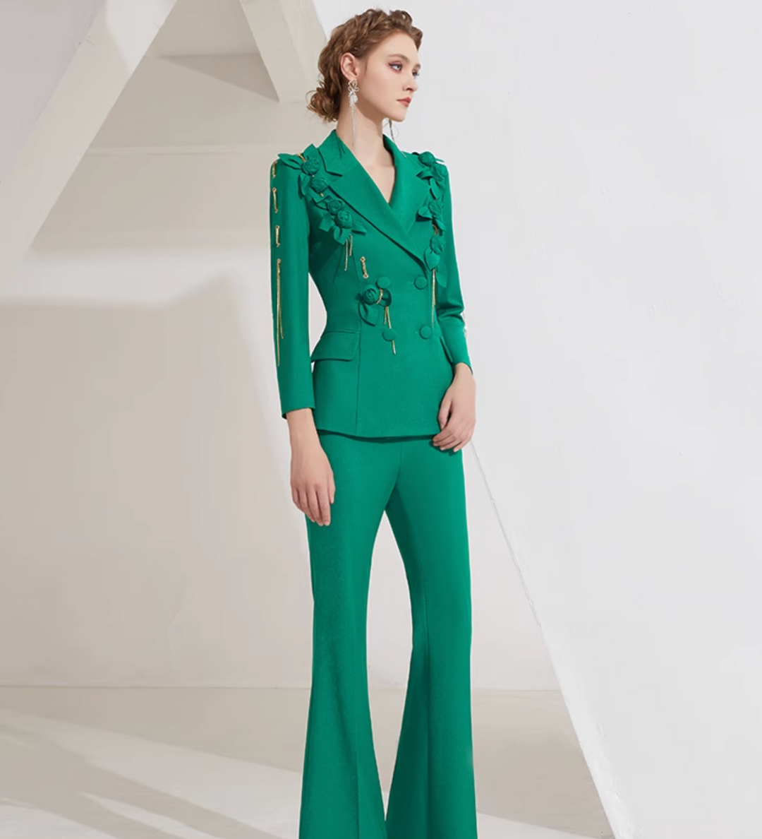 tailored flare suit with floral appliqué and gold chain – EMERLAH