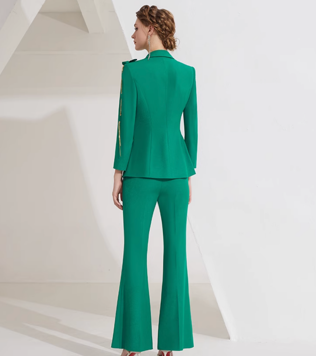 tailored flare suit with floral appliqué and gold chain – EMERLAH