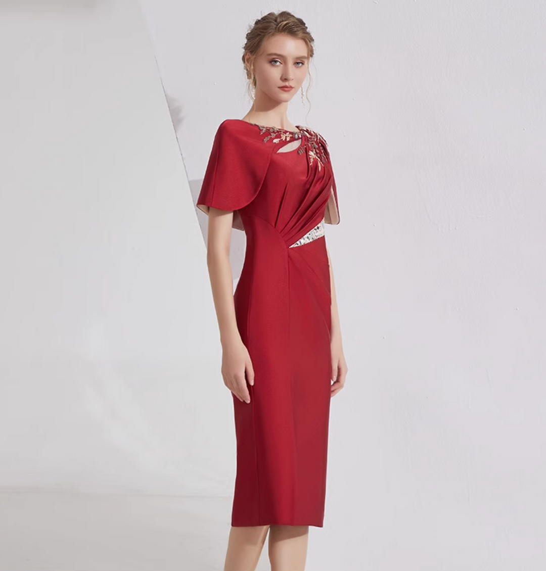 فستان غمد بأكمام على شكل رأس مع تطريز زهور بالترتر – كريمنا