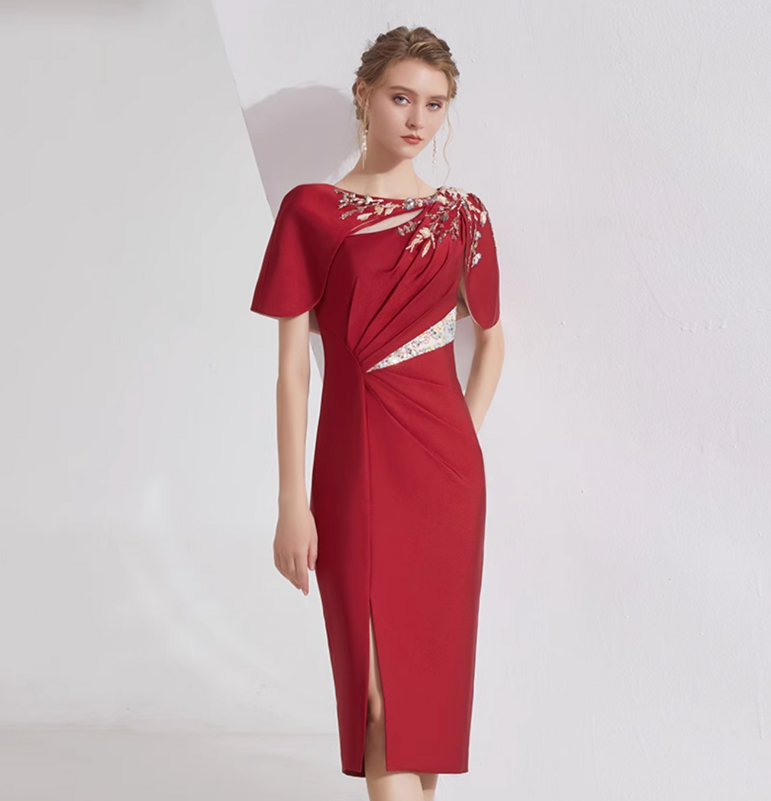 فستان غمد بأكمام على شكل رأس مع تطريز زهور بالترتر – كريمنا