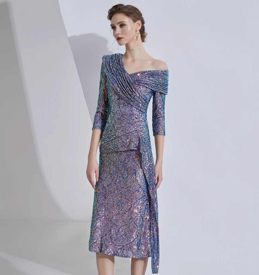 فستان ميدي مكشوف الكتفين مزين بالترتر مع صدّار منسدل – بريق