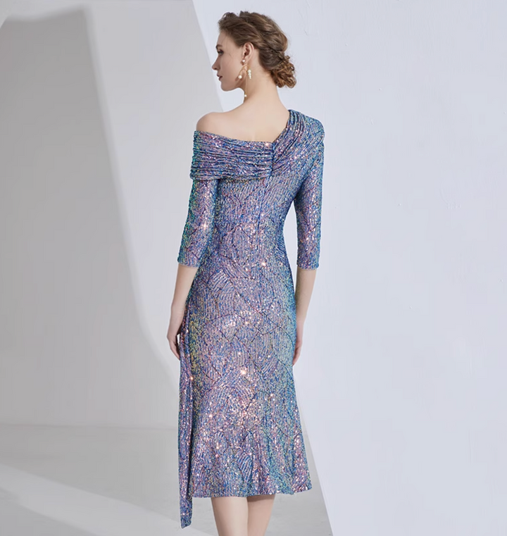 فستان ميدي مكشوف الكتفين مزين بالترتر مع صدّار منسدل – بريق