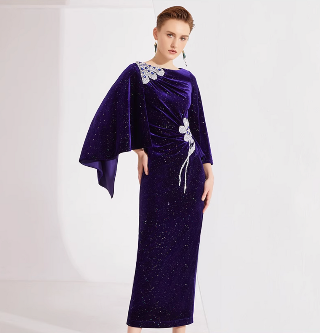فستان مخملي بأكمام على شكل كاب مع تطريز زهور كريستالية – منتصف الليل