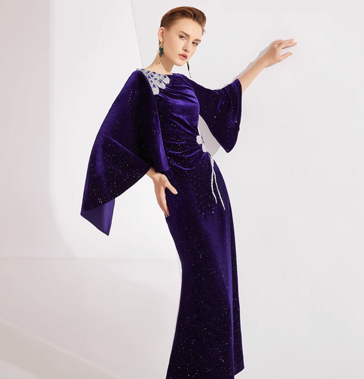 فستان مخملي بأكمام على شكل كاب مع تطريز زهور كريستالية – منتصف الليل