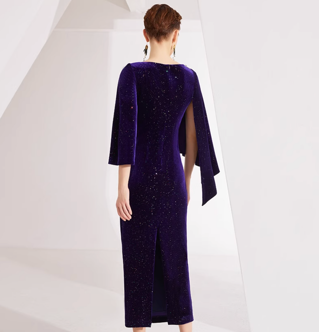 فستان مخملي بأكمام على شكل كاب مع تطريز زهور كريستالية – منتصف الليل