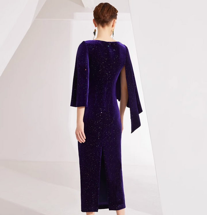 فستان مخملي بأكمام على شكل كاب مع تطريز زهور كريستالية – منتصف الليل