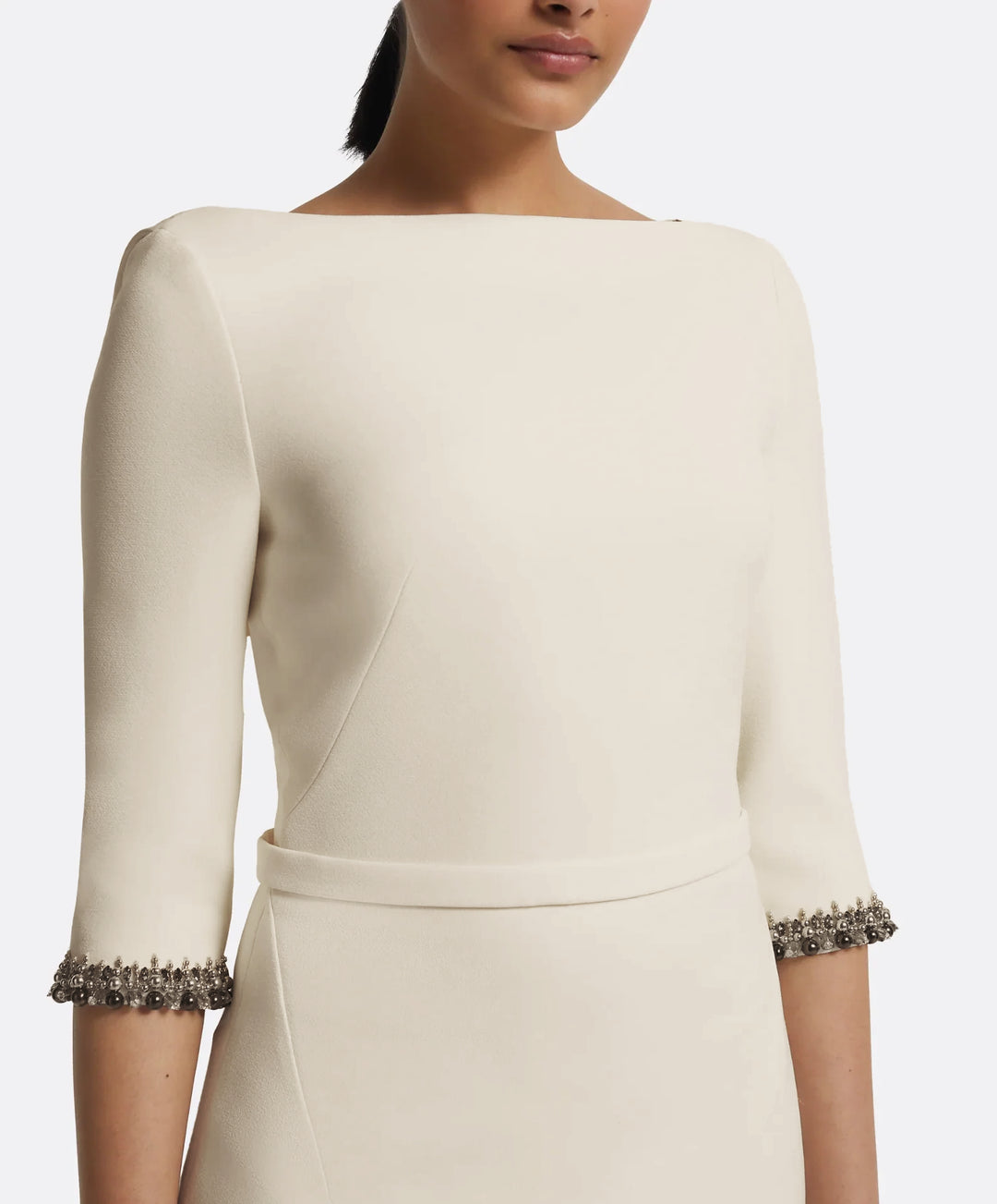 فستان عمودي ملائم بأكمام مزينة – إليسيا