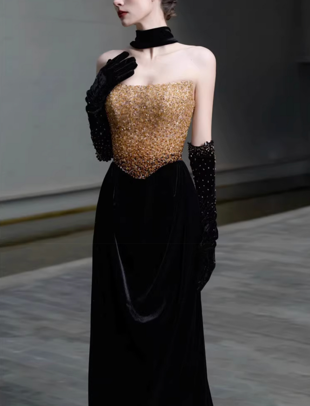 فستان مخملي بدون حمالات مزين بالكريستال – أوفيليا