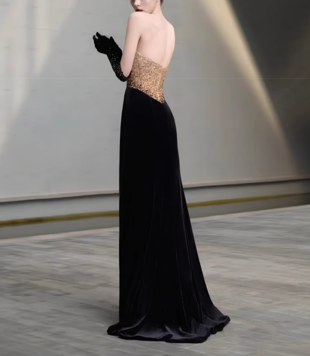 فستان مخملي بدون حمالات مزين بالكريستال – أوفيليا