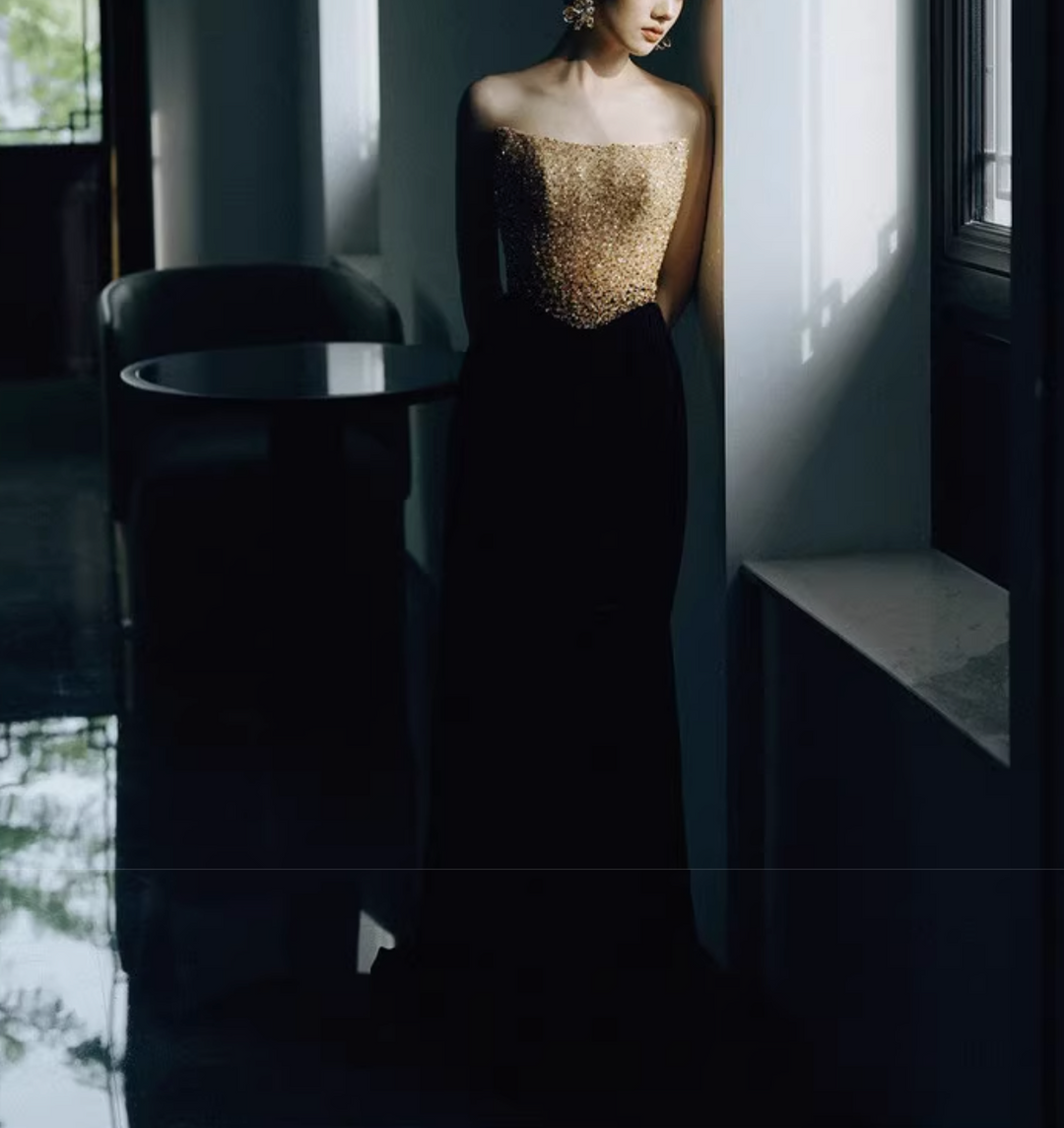 فستان مخملي بدون حمالات مزين بالكريستال – أوفيليا