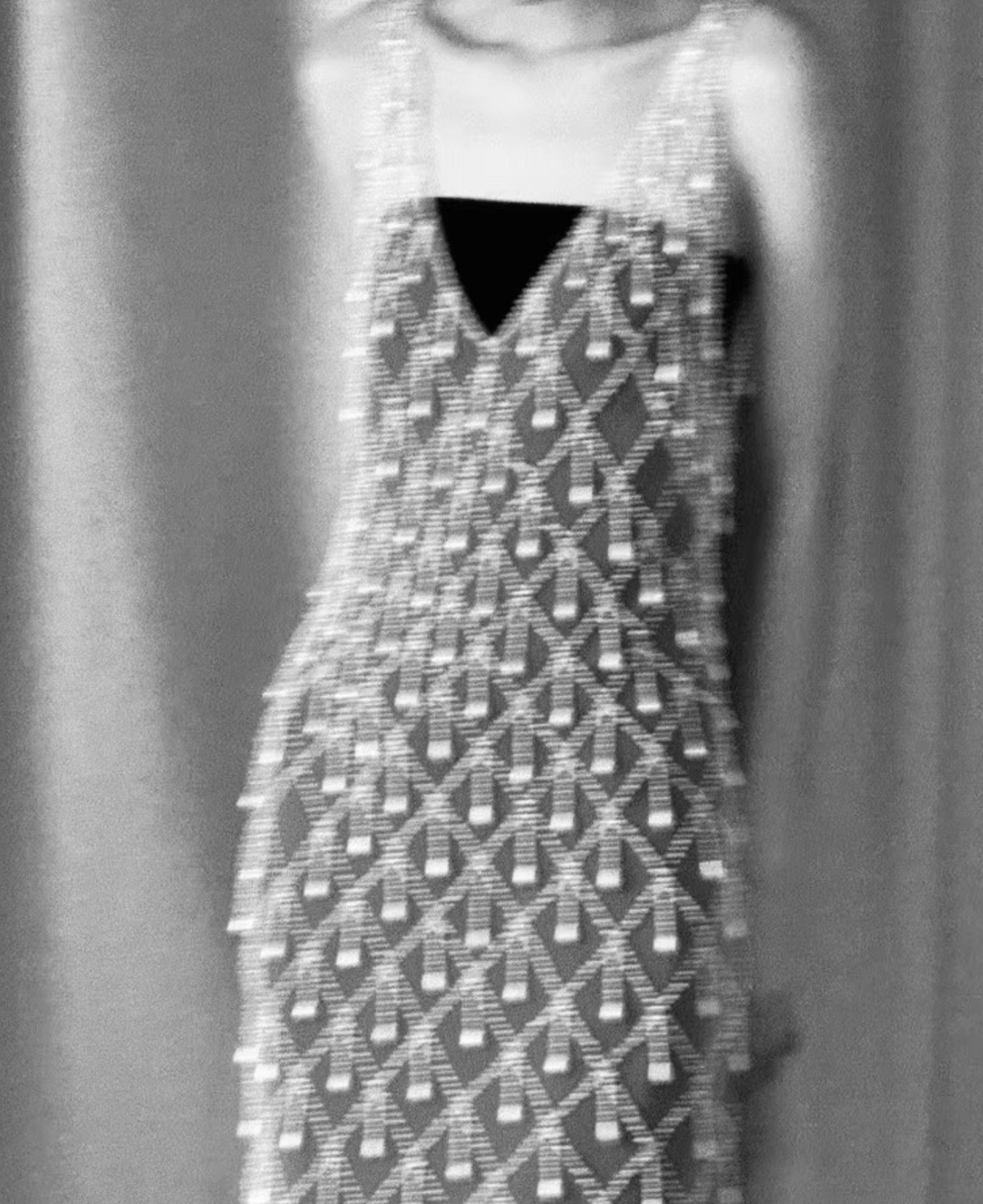 فستان شبكي مطرز بطبقة هندسية – لوسنت