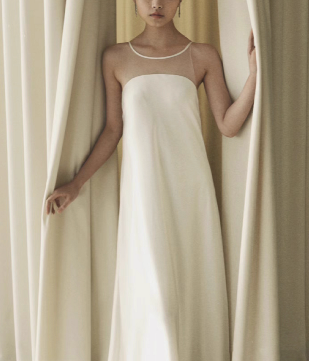 فستان ساتان بفتحة رقبة شفافة – زيلين