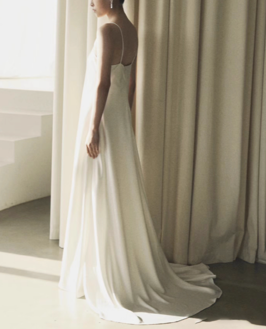 فستان ساتان بفتحة رقبة شفافة – زيلين