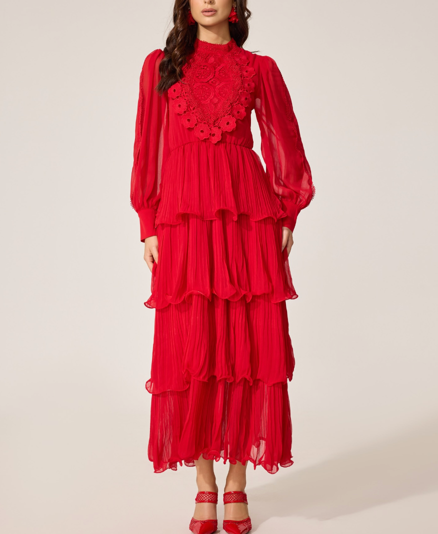 فستان شيفون مطوي متعدد الطبقات مع نير من الدانتيل – إيفلين