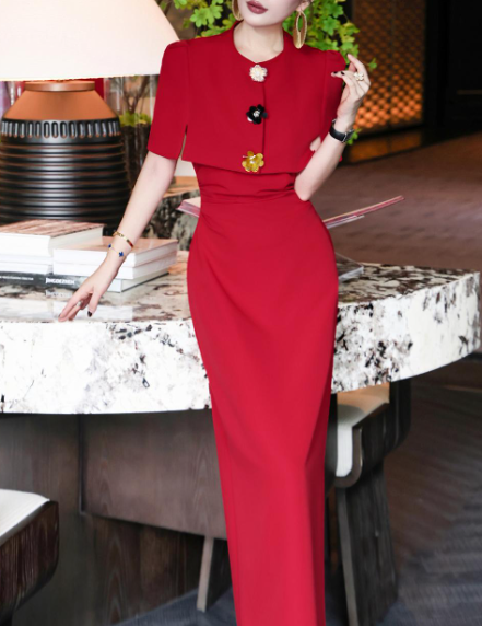 بدلة تنورة ببلوم مع حواف متباينة – نوار