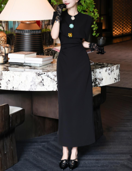 بدلة تنورة ببلوم مع حواف متباينة – نوار