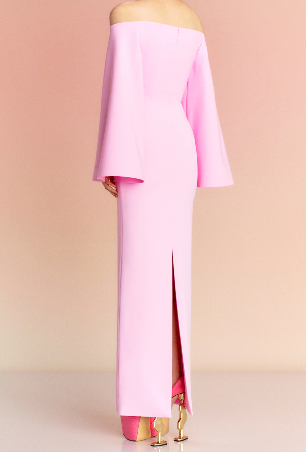 فستان عمودي بأكمام واسعة وأكتاف مكشوفة – أحمر الخدود