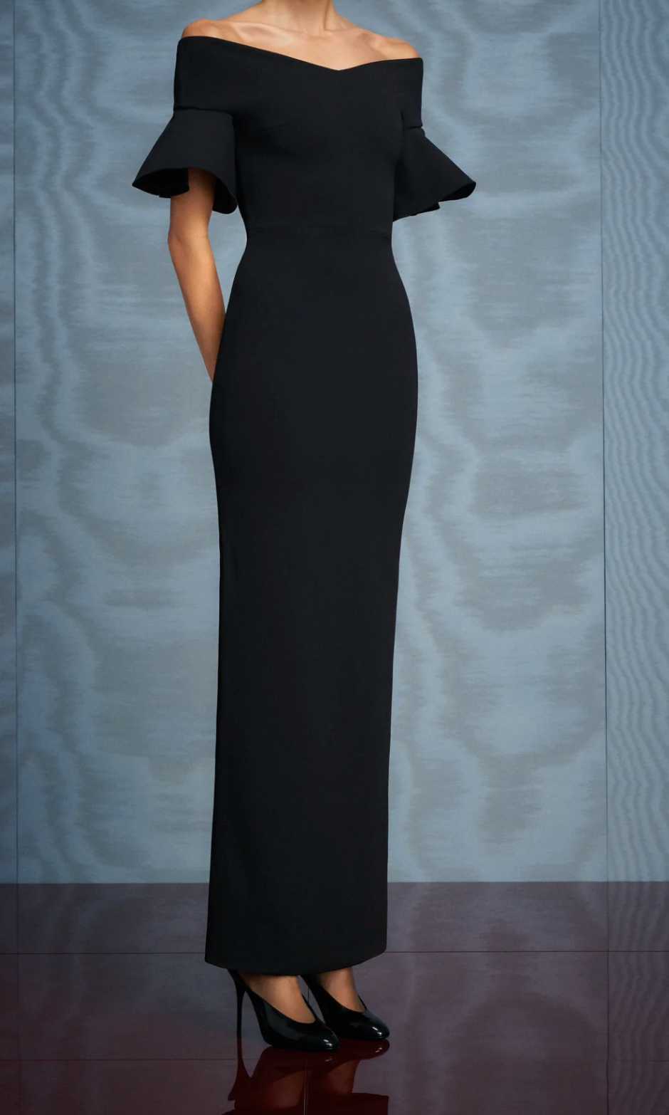 فستان عمودي بأكمام واسعة وأكتاف مكشوفة – نويرب