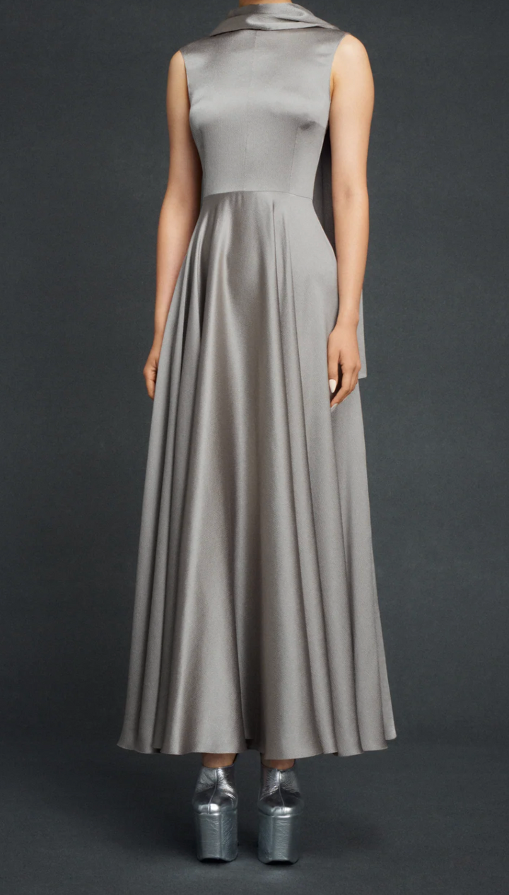 فستان بدون أكمام بياقة منسدلة وتنورة دائرية كاملة - فضي