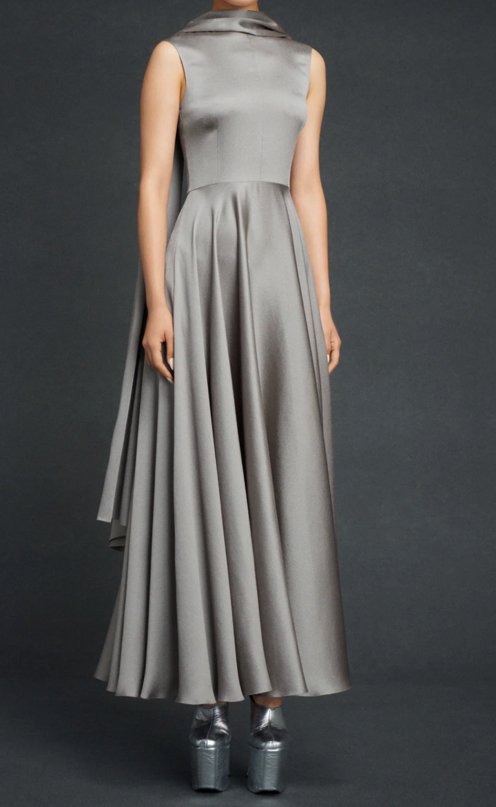 فستان بدون أكمام بياقة منسدلة وتنورة دائرية كاملة - فضي