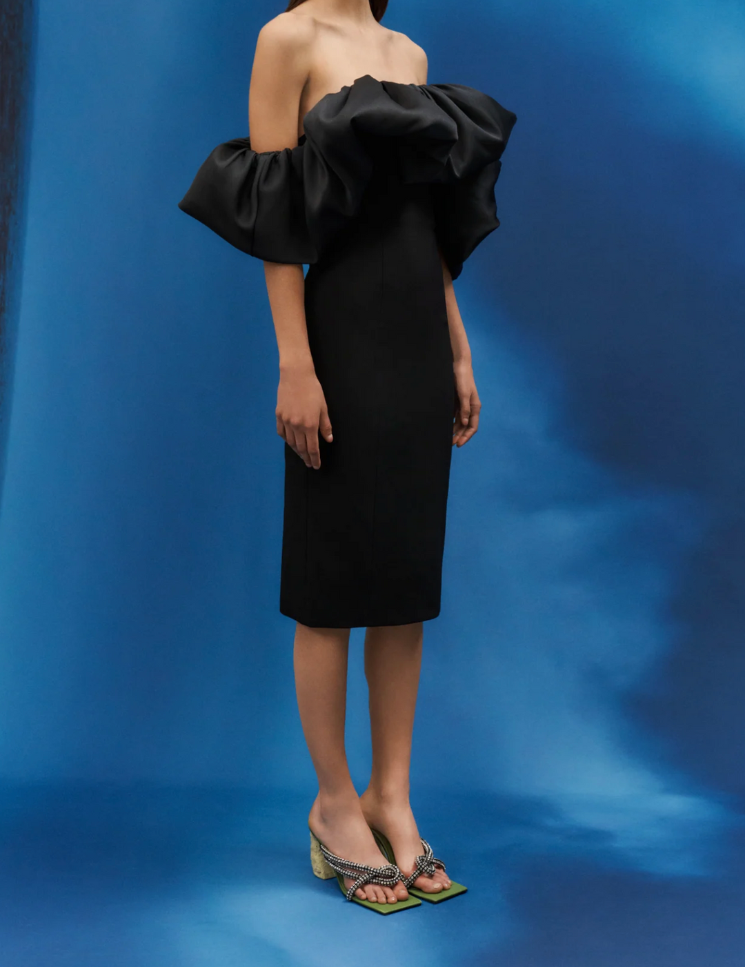 فستان ميدي بدون حمالات مع كشكشة منحوتة ضخمة – نوار