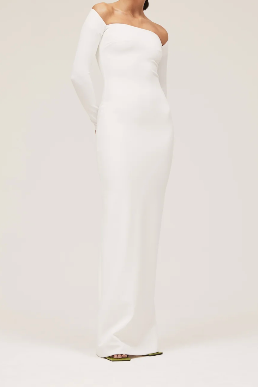 فستان عمودي بكتف واحد وأكمام طويلة ملائمة – ايفوريا