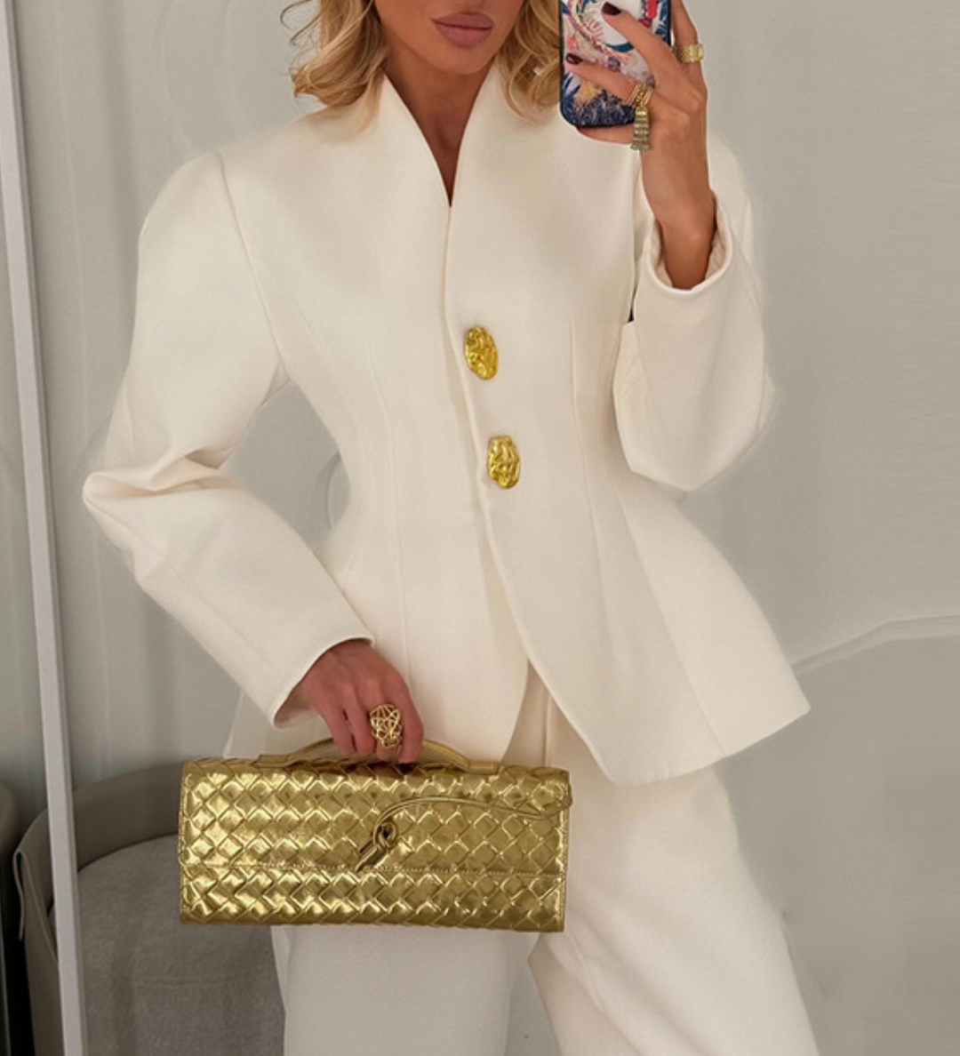 بدلة مصممة خصيصًا بأزرار ذهبية – مارون