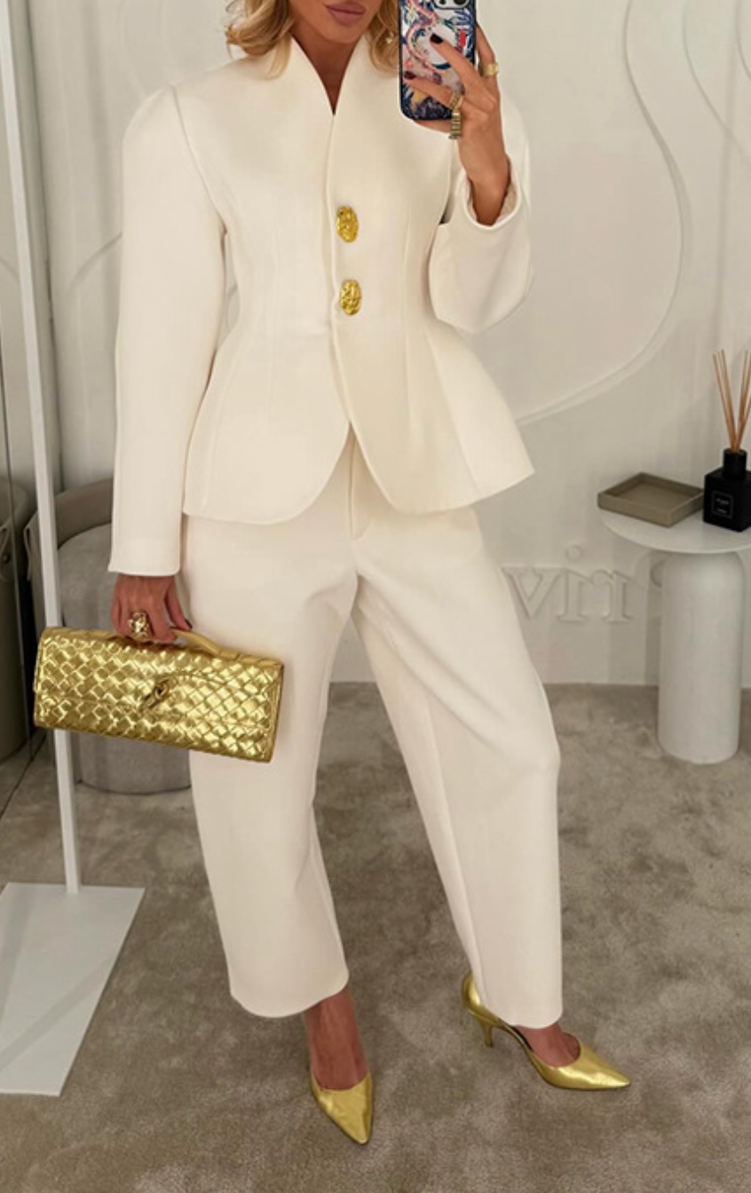 بدلة مصممة خصيصًا بأزرار ذهبية – مارون