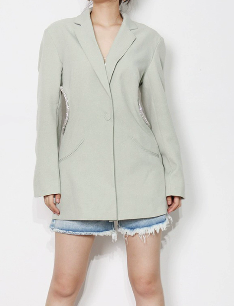 فستان بليزر قصير بفتحات جانبية من الكريستال – نوير