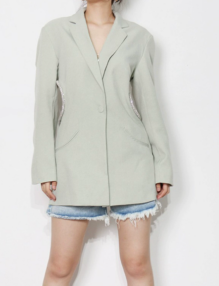 فستان بليزر قصير بفتحات جانبية من الكريستال – نوير