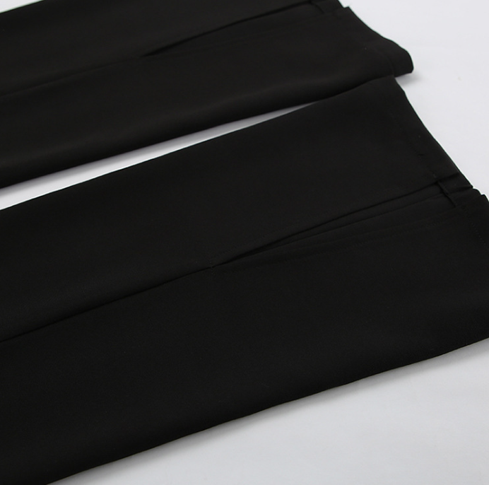 بدلة مصممة خصيصًا بأزرار ذهبية – مارون