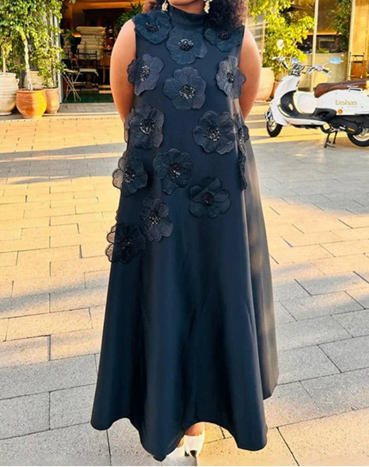 فستان ماكسي بدون أكمام بتصميم حرف A مع زخارف نباتية ثلاثية الأبعاد – زهر