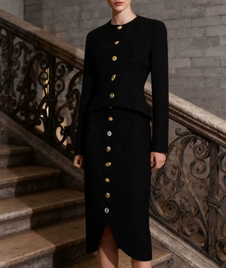 طقم مكون من جاكيت مصمم خصيصًا وتنورة متوسطة الطول بأزرار مع لمسات ذهبية - إيلودي