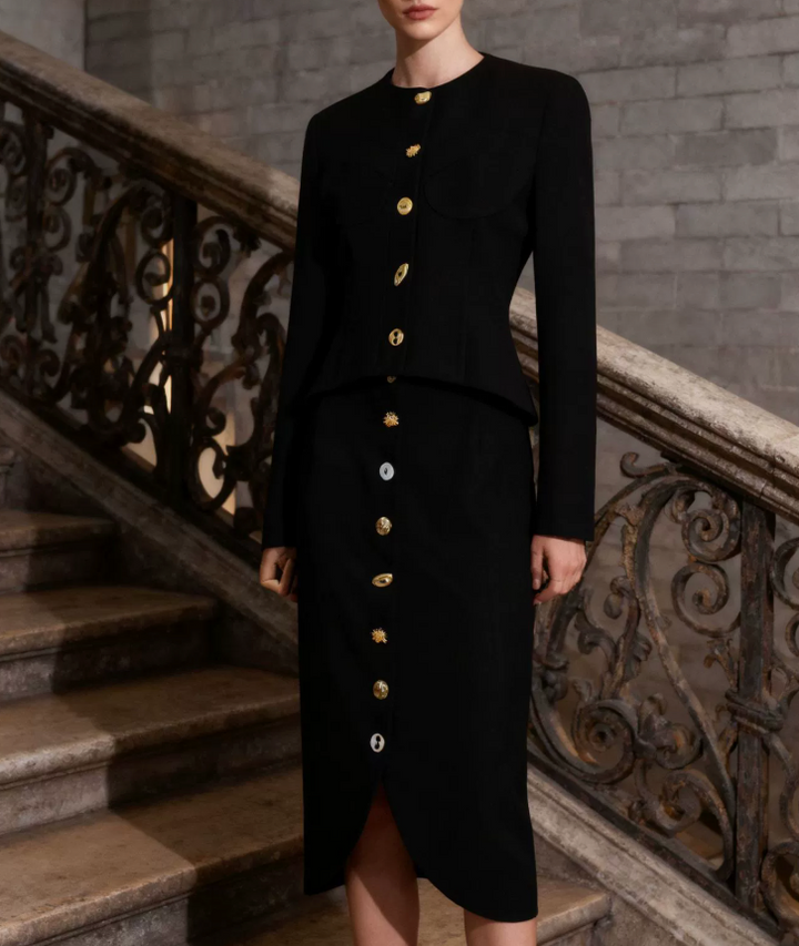 طقم مكون من جاكيت مصمم خصيصًا وتنورة متوسطة الطول بأزرار مع لمسات ذهبية - إيلودي