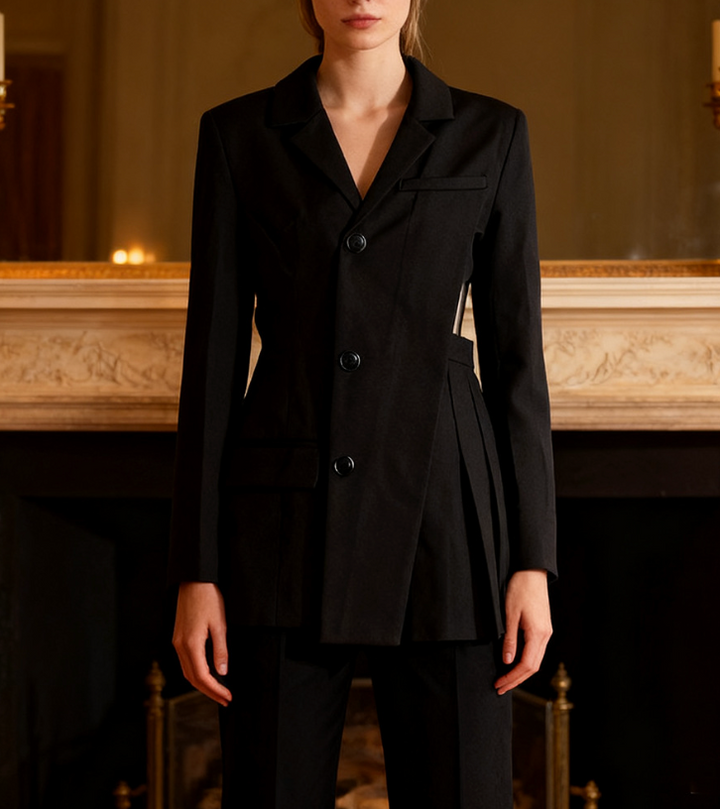 فستان قصير بتصميم بليزر أنيق مع ثنيات جانبية مقصوصة – نوار