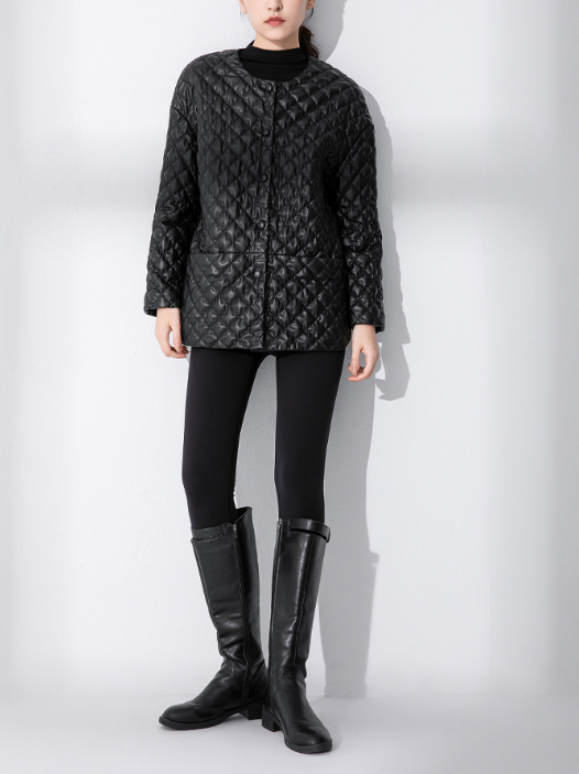 بدلة مصممة خصيصًا بأزرار ذهبية – مارون