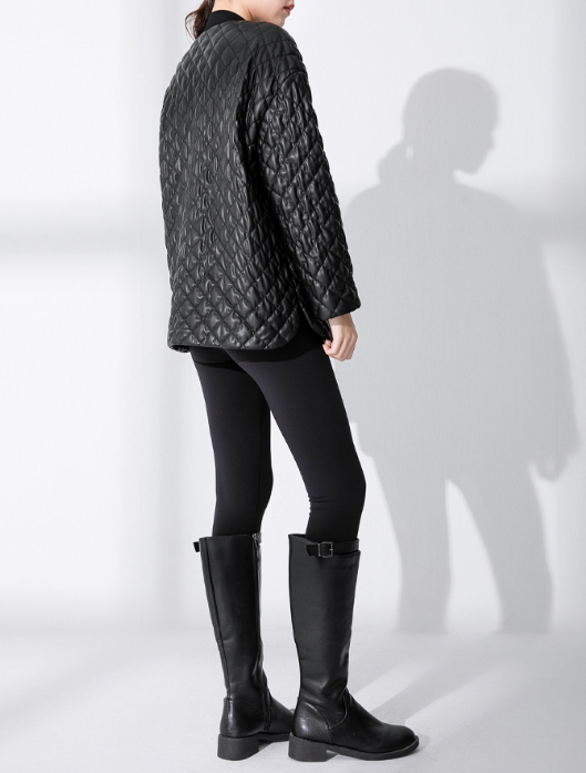 بدلة مصممة خصيصًا بأزرار ذهبية – مارون