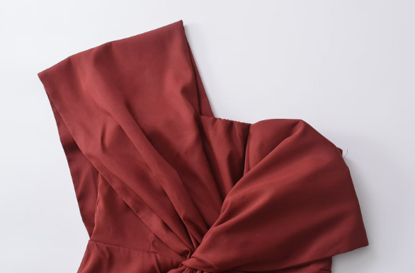 بدلة مصممة خصيصًا بأزرار ذهبية – مارون