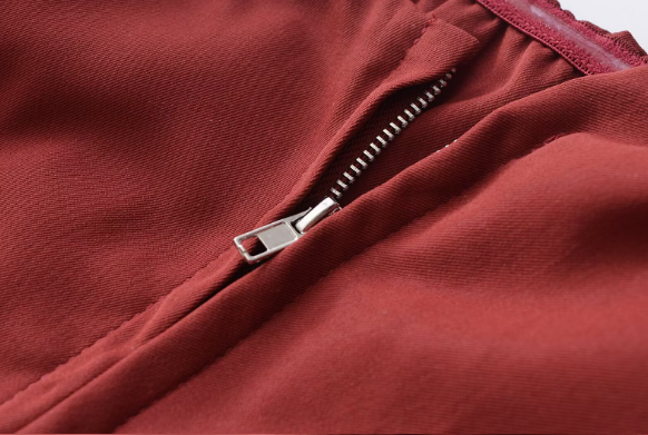 بدلة مصممة خصيصًا بأزرار ذهبية – مارون