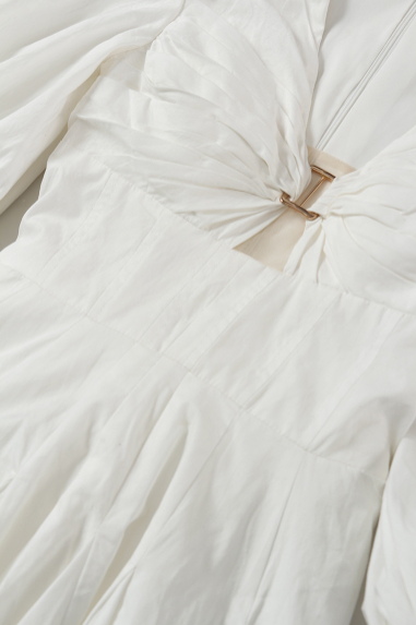 بدلة مصممة خصيصًا بأزرار ذهبية – مارون