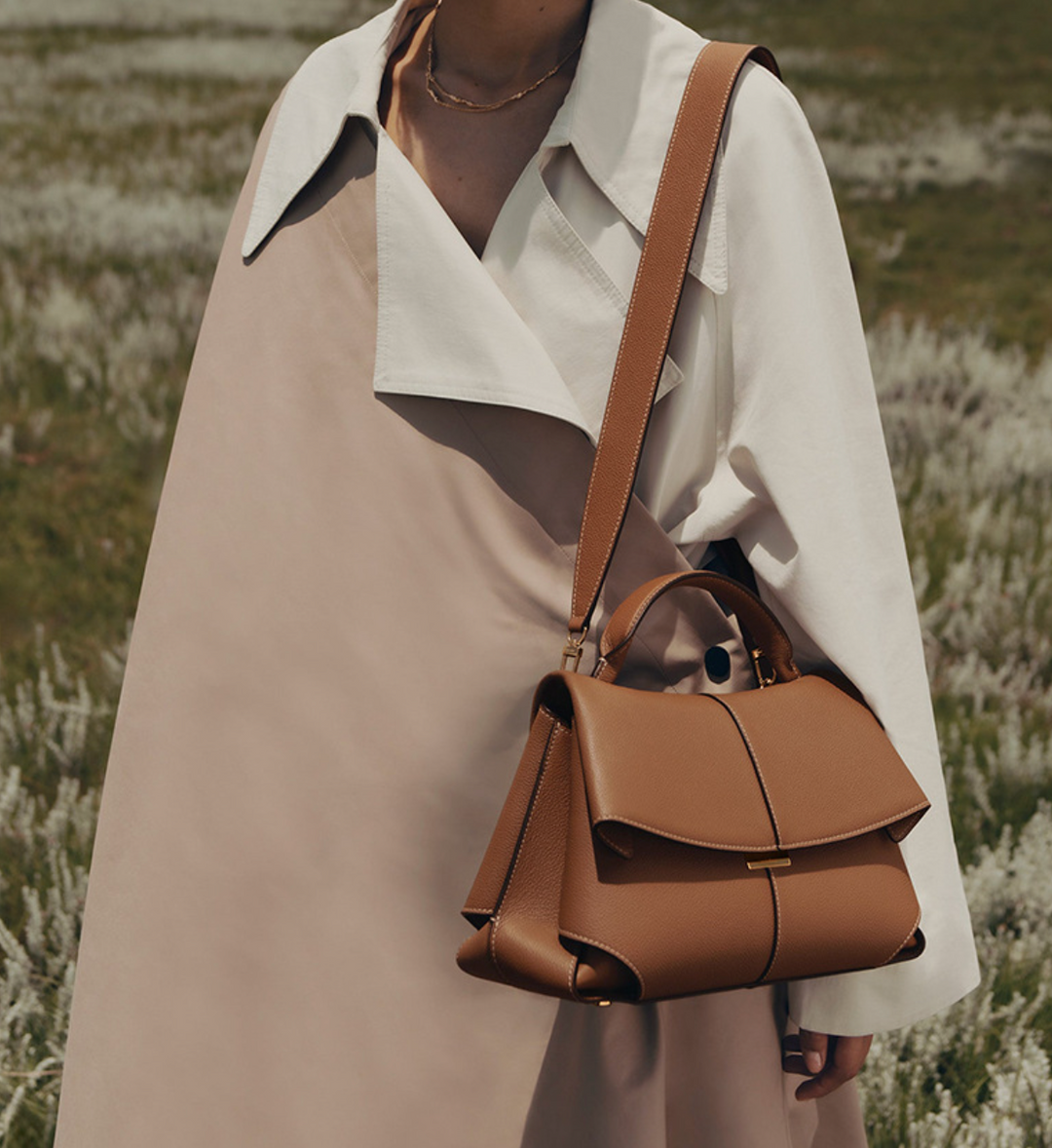 gewebte Rattan-Tragetasche mit doppelten Ledergriffen – LÉONIE 