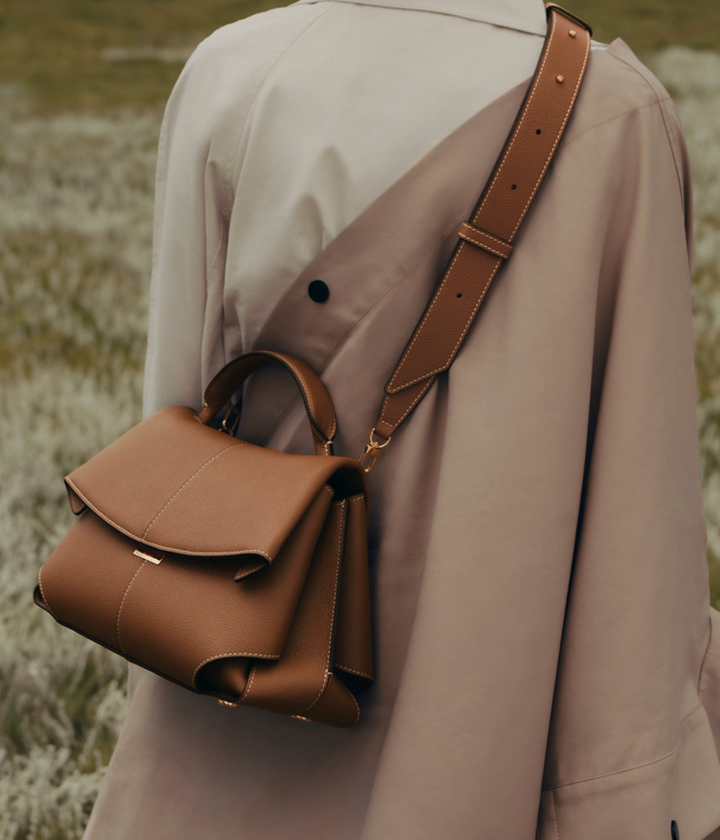 gewebte Rattan-Tragetasche mit doppelten Ledergriffen – LÉONIE 